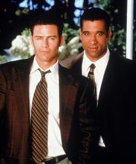 Charmed - Zauberhafte Hexen – (1. Staffel) - Inspector Andy Trudeau (T.W. King, l.) und Morris Daryl (Dorian Gregory, r.) ...