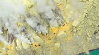 Im Land der Feuerberge – In einer Schwefelmine im Krater des Kawah Ijen arbeiten die Menschen trotz großer Hitze und giftiger Gase.
