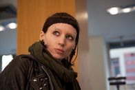 Verblendung – Will ihr eigenes Schicksal in die Hand nehmen und sich nicht gängeln lassen: Die geniale Hackerin Lisbeth Salander (Rooney Mara).