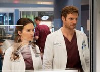 Chicago Med – Chicago Med Offenes Geheimnis - Brother's Keeper Staffel 2, Episode 4 Beobachten voller Sorge ihren Patienten: Torrey DeVitto als Dr. Natalie Manning, Nick Gehlfuss als Dr. Will Halstead