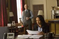 The Accountant – L-R: Ray King (J.K. Simmons) und Marybeth Medina (Cynthia Addai-Robinson)