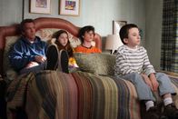 The Middle – Frankie überzeugt Mike (Neil Flynn, l.), Sue (Eden Sher, 2.v.l.), Axl (Charlie McDermott, 2.v.r.) und Brick (Atticus Shaffer, r.), einen japanischen Austauschstudenten aufzunehmen ...