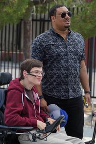 Speechless – Genießen einen Tag zu zweit - was Maya beunruhigt: JJ (Micah Fowler, l.) und Kenneth (Cedric Yarbrough, r.) ...