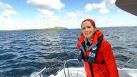 alpha-expedition: Wunderschön! – Bei einer Bootstour vor der Küste der Insel „Lewis and Harris“ auf den Äußeren Hebriden“ erlebt Tamina Kallert das typische Schottland-Wetter: Auf einen kräftigen Regenschauer folgt Sonnenschein.