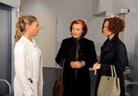 Rote Rosen – ARD ROTE ROSEN FOLGE 1190 Uhr im ERSTEN. Im Beisein von Johanna (Brigitte Antonius, M.) entschuldigt sich Henriette (Susanne Steidle, r.) bei Britta (Jelena Mitschke, l.) für ihre Lügen.