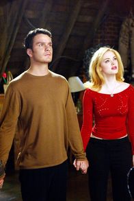Charmed - Zauberhafte Hexen – Bei einem Aushilfsjob lernt Paige (Rosa McGowan, r.) Richard (Balthazar Getty, l.) von der anderen Seite kennen, der einzige aus seiner Familie, der seine magischen Kräfte nicht mehr benutzt ...