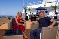 Das Traumschiff – Anne Hoffmann (Nele Kiper) schildert Dr. Sander (Nick Wilder) ihren Verdacht : Schlägt in Bastians Brust das Herz ihres verstorbenen Mannes?