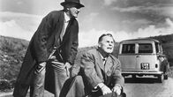 Feinde aus dem Nichts – L-R: Lomax (John Longden), Quatermass (Brian Donlevy)