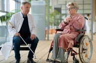 In aller Freundschaft – Harriet Keller (Peggy Lukac) erzählt Dr. Roland Heilmann (Thomas Rühmann), dass sie jetzt den wahren Grund kennt, warum ihre Schwester sie nicht sehen will.