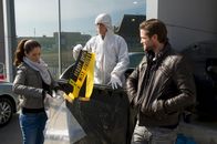 SOKO Stuttgart – Während Jan Arnaud (Mike Zaka Sommerfeldt, M.) nach der Mordwaffe sucht, versteht Jo Stoll (Peter Ketnath) nicht, warum sich Selma Kirsch (Yve Burbach, l.) ihm gegenüber so abweisend verhält. Verheimlicht sie ihm etwas?