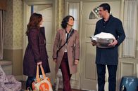 How I Met Your Mother – Lily (Alyson Hannigan, l.) und Marshall (Jason Segel, r.) schließen nicht aus nach Long Island umzuziehen, was Robin (Cobie Smulders, M.) mit allen Mitteln verhindern möchte ...