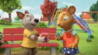 Pip und Posy – Zac freut sich über das Schachtelmännchen, das Posy eigentlich für Pip beaufsichtigen sollte.