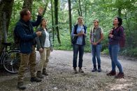 Die Rosenheim-Cops – Walter Rübesam (Mike Maas, l.), Steffi Kurtz (Ines Honsel, 2.v.l.), Judith Färber (Nina Brandhoff, M.) und Rosi Mitterer (Simona Mai, 2.v.r.) vom Verein der "Rosenheimer Waldfreunde" erklären Frau Stockl (Marisa Burger, r.), was beim "Waldbaden" zu beachten ist.