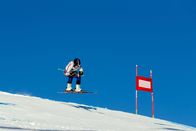 Ski alpin: Weltcup – Alpines Skifahren. Wettbewerbsfähige Rennfahrerin im Abfahrtslauf