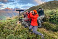 Mona mittendrin – Mona mittendrin – Auf der Bündner Hochjagd Mona Vetsch (M.) mit den Jägern Noldi Tiri (l.) und Annina Schreich (r.) auf der Jagd.