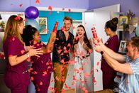 Bettys Diagnose – Von links: Elisabeth Hertz (Henrike Hahn), Zoe Breitner (Catherine Chikosi), Lukas Hilpert (Niklas Löffler), Sofia Abbas (Kiara Brunken), Ava Edemir (Rona Özkan), Finn Eckart (Yannik Meyer)