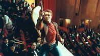 Last Action Hero – Das Publikum staunt nicht schlecht: Bei der Premiere des neuen "Jack-Slater"-Films erscheint der Star (Arnold Schwarzenegger) höchst selbst und jagt einen Verbrecher.