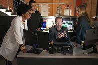 Navy CIS – v.l.n.r.) Kasie Hines (Diona Reasonover); Nick Torres (Wilmer Valderrama); Timothy McGee (Sean Murray); Ellie Bishop (Emily Wickersham)