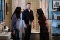How I Met Your Father – (v.l.n.r.) Ellen (Tien Tran); Charlie (Tom Ainsley); Valentina (Francia Raisa)