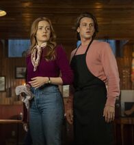 Nancy Drew – Nancy (Kennedy McMann, l.); Ace (Alex Saxon, r.)
