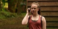 Silverpoint – Die Libellen-Gruppe hat Bea, die Tochter der Campbesitzer (Aoife Hughes), in ihr Geheimnis des energiegeladenen Steins eingeweiht. Hinter dem Schuppen soll sie auf Glens "Landung" warten.