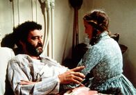 Unsere kleine Farm – Laura (Melissa Gilbert, r.) besucht den kranken Mr. Edwards (Victor French, l.).
