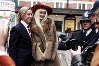 The Look of Love - Das Geschäft mit dem Sex – Nachdem Fiona (Tamsin Egerton) für eine Werbe-Aktion nackt durch Soho geritten ist, wird sie von Paul (Steve Coogan) in Pelz gehüllt. Dann stellen sich beide der Presse und der Polizei.