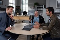 Die Rosenheim-Cops – Otto Grabmaier (Axel Scholtz, M.) erklärt den Kommissaren Hansen (Igor Jeftić, l.) und Kaya (Baran Hêvî, r.), warum es aufgrund seines aktuellen Kontostandes zu Unstimmigkeiten zwischen dem ermordeten Filialleiter und ihm gekommen sei.