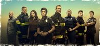 9-1-1 Notruf L.A. – (3. Staffel) - (v.l.n.r.) Michael Grant (Rockmond Dunbar); Evan "Buck" Buckley (Oliver Stark); Maddie Kendall (Jennifer Love Hewitt); Athena Grant (Angela Bassett); Bobby Nash (Peter Krause); Henrietta "Hen" Wilson (Aisha Hinds); Eddie Diaz (Ryan Guzman); Howie "Chimney" Han (Kenneth Choi)