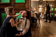 Tatort – Wie steht es um Prof. Boerne (Jan Josef Liefers, vorne rechts)? Während Prof. Götz (Peter Jordan, hinten rechts) die Feiergesellschaft in Schach hält, kümmert sich Silke Haller (ChrisTine Urspruch, vorne links) um ihren Chef.