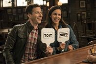Brooklyn Nine-Nine – Jake Peralta (Andy Samberg, l.); Amy Santiago (Melissa Fumero, r.)