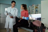 In aller Freundschaft – Die 16-jährige Frida Semmler (Pauline Rénevier) hat sich beim Skaten den Arm gebrochen. Sie bekommt einen Gips und Dr. Philipp Brentano (Thomas Koch) verschreibt ihr Schmerzmittel. Doch die lehnt Frida ab, so schlimm seien die Schmerzen nicht. Bevor Frida entlassen werden kann, möchte Dr. Brentano ab er noch die Ursache des Sturzes, Frida ist schwindelig geworden, abklären.