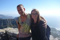 Verrückt nach Meer – Mit der Gondel hoch hinaus - auf dem Tafelberg genießen die Passagiere Daniela und Nico aus Schleswig-Holstein den Ausblick über Kapstadt.