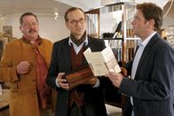Die Rosenheim-Cops – Die Kommissare Korbinian Hofer und Christian Lind ahnen, dass Antiquitätenhändler Konrad Münzinger ein falsches Spiel spielt. (v.l.n.r.: Joseph Hannesschläger, Frank Behnke, Tom Mikulla)