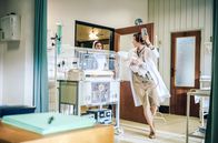 Charité – Neugeborenen-Sepsis: Kinderärztin Ingeborg Rapoport (Nina Kunzendorf, l.) gibt Schwester Arianna (Patricica Meeden, im HG) Anweisungen und rennt mit dem todkranken Baby auf dem Arm los zur Neonatologie.