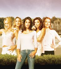 Desperate Housewives – (1. Staffel) - Hinter ihrem adretten Äußeren und ihrer aufgesetzten Fröhlichkeit verbergen sich gescheiterte Ehen, psychische Probleme sowie Drogen- und Alkoholabhängigkeit: Edie Britt (Nicollette Sheridan, l.), Lynette Scavo (Felicity Huffman, 2.v.l.), Bree Van De Kamp (Marcia Cross, r.), Gabrielle Solis (Eva Longoria, 2.v.r.) und Susan Mayer (Teri Hatcher, M.) ...
