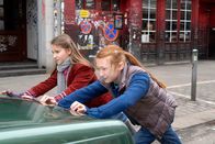 Die Pfefferkörner – Nina (Carolin Garnier) und Emma (Aurelia Stern) schieben Dragans Cabrio ins Halteverbot.Â