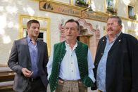 Die Rosenheim-Cops – Ludwig Bernreiter (Johann Schuler, M.) wollte verhindern, dass der "Glockenwirt" abgerissen wird. Die Kommissare Hansen (Igor Jeftic, l.) und Hofer (Joseph Hannesschläger, r.) ermitteln: Hat er den Investor erschlagen?