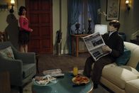 Two and a Half Men – Charlie begegnet zufällig seiner Stalkerin Rose (Melanie Lynskey, l.), die ihm vor einiger Zeit weisgemacht hat, dass sie geheiratet habe. In seiner Neugier versucht er, einen Blick auf Manfred zu erhaschen und klettert heimlich auf Rose' Terrasse. Rose erwischt ihn und stellt ihn zur Rede. Rose' Plan, Charlie eifersüchtig zu machen, scheint aufzugehen ...