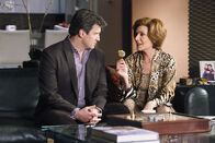 Castle – Martha (Susan Sullivan, r.) schwelgt in Erinnerungen und gibt ihrem Sohn Richard (Nathan Fillion, l.) einen Einblick in ihre Vergangenheit.