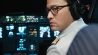 Code 7500 – Kopilot Tobias Ellis (Joseph Gordon-Levitt) kann bei Start des Flugzeugs nicht ahnen, was bei diesem Flug auf ihn zukommen wird