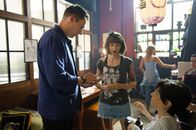 Silent Witness – Dr Jack Hodgson (David Caves) und Clarissa Mullery (Liz Carr) befragen Bex (Lisa Dwyer Hogg) nach der japanischen Tätowierkunst.
