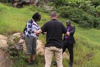 Auf und davon – Dianne und Marco Schommer während eines Rituals mit dem Pastor