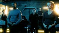 Deus – v.li.: Sean Walsh (Charlie MacGechan), Sen Paul (Richard Blackwood), Ulph (David O'Hara), Si Rubin (Branko Tomovic), Karla Grey (Claudia Black)