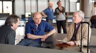 Donna Leon – Commissario Brunetti (Uwe Kockisch, li.) und Sergente Vianello (Karl Fischer) haben den amerikanischen Historiker Joseph Nickerson (August Zirner, re.) am Flughafen abgefangen.