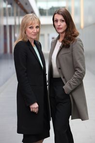 Scott & Bailey – DC Janet Scott (Lesley Sharp, l.); DC Rachel Bailey (Suranne Jones, r.)