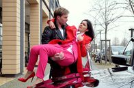 In aller Freundschaft – Timo Berg (Christopher Reinhardt) bringt seine Chefin Katja Rabe (Pegah Ferydoni) mit Verdacht auf einen Herzinfarkt in die Sachsenklinik. Pikant dabei: Katja hat mit Timo eine heimliche Affäre, die nun aufzufliegen droht, da natürlich Katjas Ehemann Paul informiert werden muss.