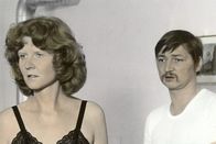 Angst essen Seele auf – 3. Emmis Kinder samt Ehegatten sind entsetzt, dass ihre Mutter noch einmal heiraten will - und dazu noch einen marokkanischen Gastarbeiter. Irm Hermann (als Krista) und Rainer Werner Fassbinder (als Eugen).