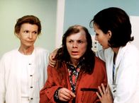 In aller Freundschaft – Maia Dietz (Ina Rudolph) und Oberschwester Ingrid (Jutta Kammann) finden Paul Weller (Axel Neumann), nachdem dieser Rose etwas zu essen bringen wollte.
