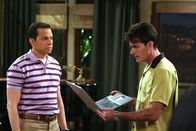 Two and a Half Men – Charlie (Charlie Sheen, r.) macht sich über Alan (Jon Cryer, l.) lustig, der eine neue Internetbekanntschaft hat ...